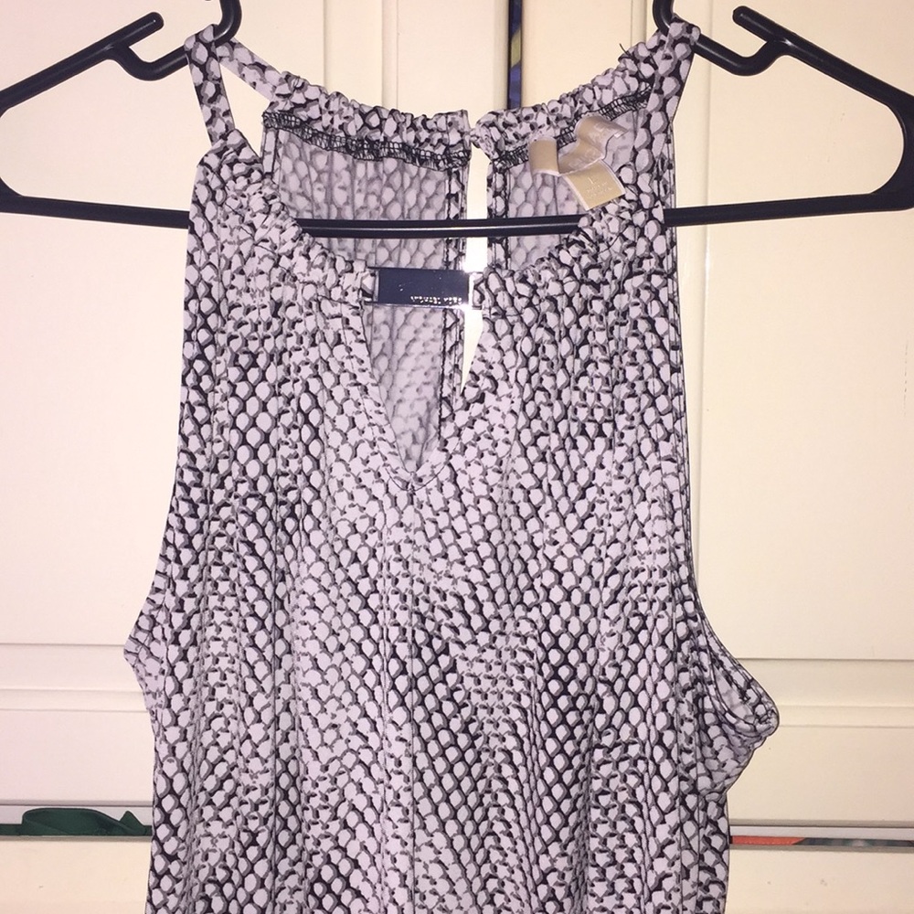 Sleeveless dress shirt